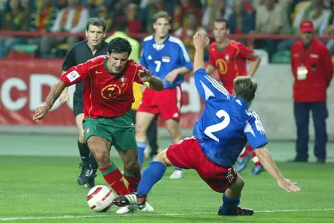 Mittelfeldspieler Luis Figo (am Ball), hier in einem Länderspiel Portugals gegen Liechtenstein, stand für blendende Technik und 