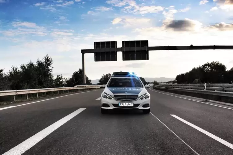 Eine Streife der Autobahnpolizeistation Ruchheim hatte das Fahrzeug gestoppt. 