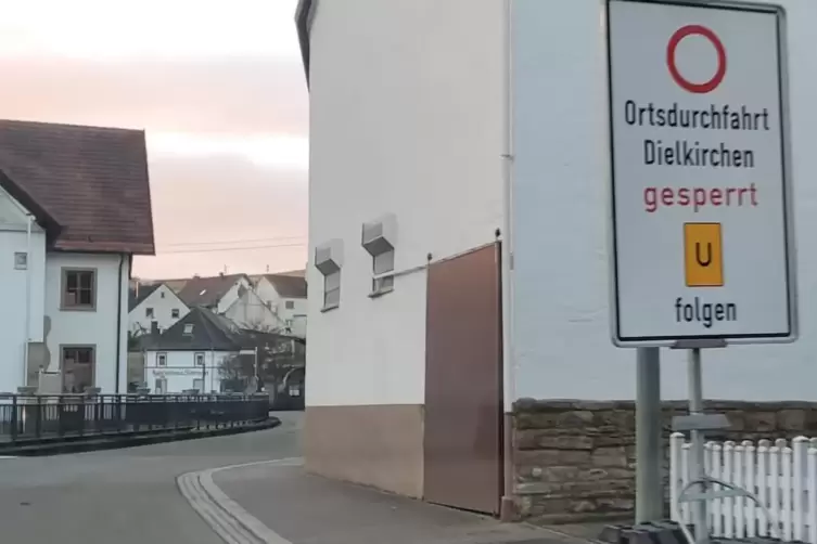 Wochenlang stand das irreführende Schild in der Waldgrehweilerer Ortsdurchfahrt – am Dienstag war es ganz schnell weg. 