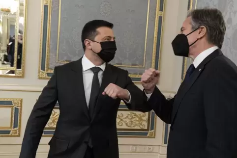  Wolodymyr Selenskyj (links), Präsident der Ukraine, begrüßt US-Außenminister Antony Blinken in Kiew. 