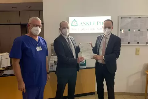 Unser Bild zeigt von links: Ärztlicher Direktor Jörg Stypmann, Geschäftsführer Frank Lambert und Staatssekretär Denis Alt.