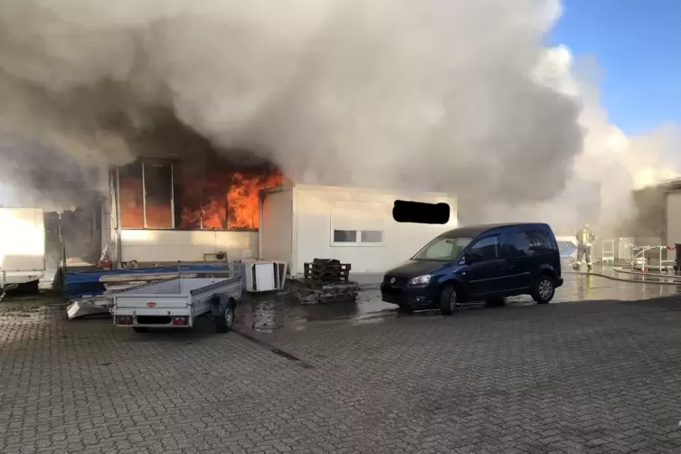 Am 12. Januar schlugen Flammen aus der Produktionshalle eines metallverarbeitenden Unternehmens in Saalstadt.