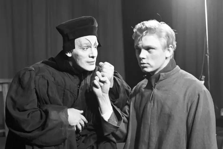 Frühe Rolle: Hardy Krüger (r.) steht mit Gustaf Gründgens (l., als Mephisto) in Goethes „Faust“ auf der Bühne.