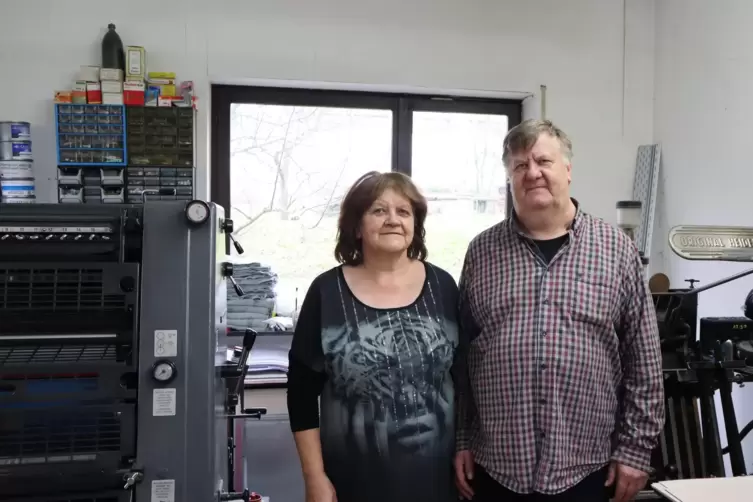 Bernhild und Michael Schneider (von links) lieben an ihrer Arbeit in der Druckerei die Vielfältigkeit. Hier ist das Ehepaar zwis