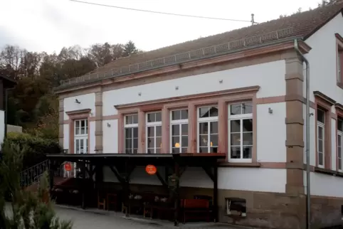In diesem ehemaligen Schulgebäude wird heute das Café Veldenzer Mühle betrieben. 