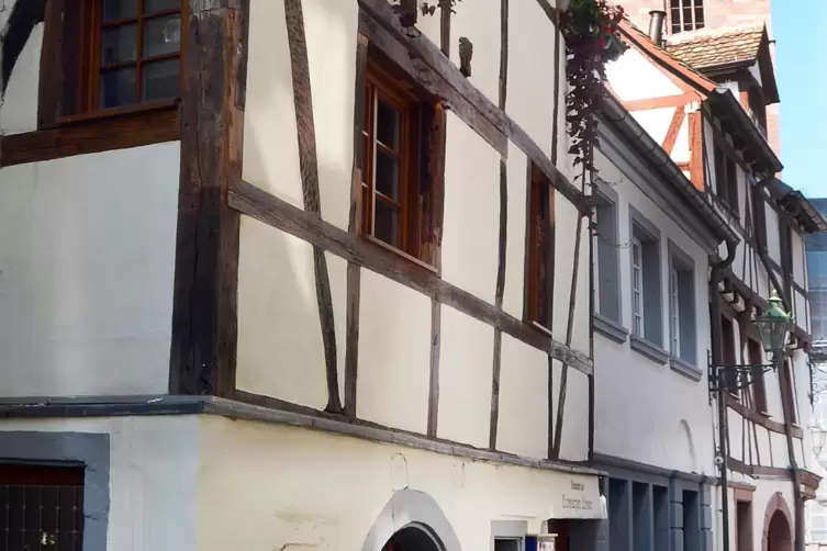 Neustadt verfügt über einen in der Pfalz einzigartigen Bestand an mittelalterlichen Fachwerkbauten. Das Haus Metzgergasse 15 hie