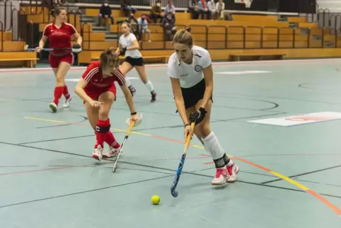 Alena Baumgarten (rechts) laboriert an einer Fingerverletzung vorm Derby gegen Frankenthal. 