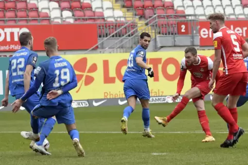 Ein Schuss, ein Tor: Boris Tomiak (Zweiter von rechts) erzielt das 1:0 gegen den SV Meppen.