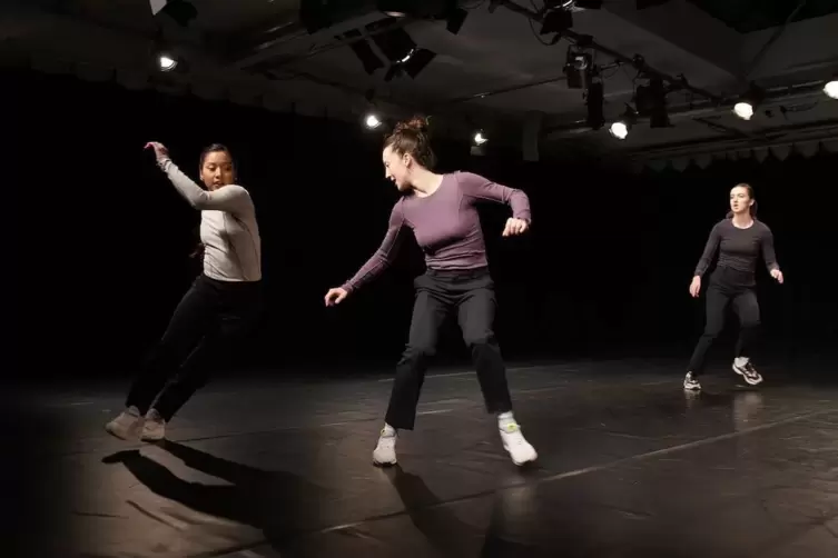  Eine Impression von von „Rotational Distance“: ): Selina Shida Hack, Amelia Eisen und Julie Carrère (von links) tanzen.