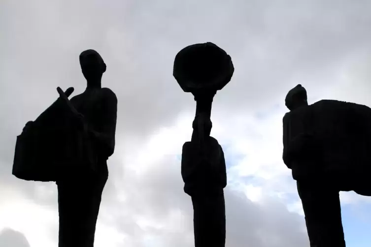 Skulptur in Kusel: Trommler, Sousaphonist und Akkordeonspieler stehen symbolisch für die Wandermusikantentradition. 