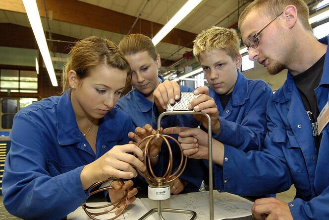 Die BASF ist der größte Arbeitgeber der Region – auch fünf junge Leute, die eine Ausbildung machen wollen.