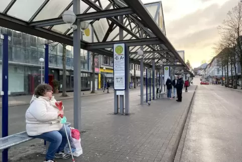 Gabriele Paul aus Einöd wartet auf die R7. Diese grenzüberschreitende Linie zwischen Zweibrücken und Homburg wird von der saarlä