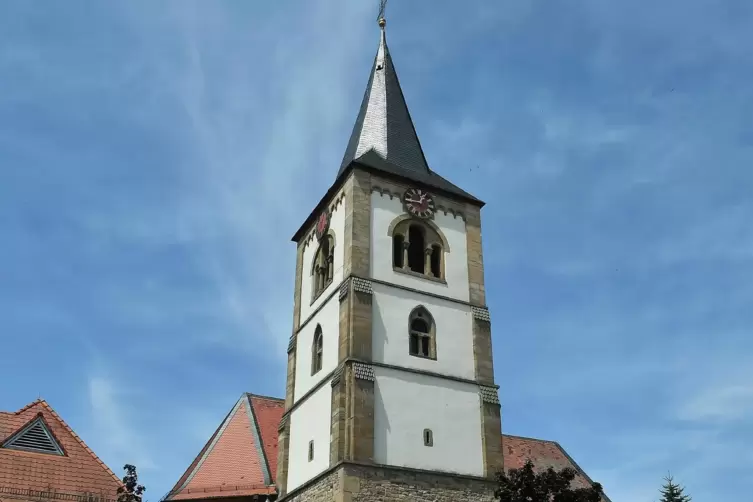 Im Jahr 1700 erbaut, 1902 um ein Stockwerk erhöht: der Turm der Haßlocher Christuskirche.