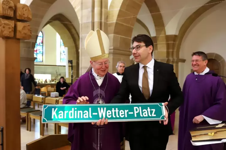März 2018: Kardinal Wetter (links) wird von Oberbürgermeister Thomas Hirsch mit einem nach ihm benannten Platz geehrt. Rechts De
