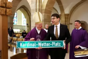 März 2018: Kardinal Wetter (links) wird von Oberbürgermeister Thomas Hirsch mit einem nach ihm benannten Platz geehrt. Rechts De März 2018: Kardinal Wetter (links) wird von Oberbürgermeister Thomas Hirsch mit einem nach ihm benannten Platz geehrt. Rechts De