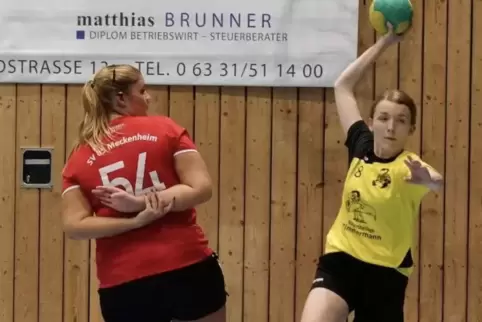 Spielt links oder rechts außen: Chiara Winnwa (beim Wurf), die am Samstag mit dem TVT den zwei Punkte besseren Spitzenreiter sch