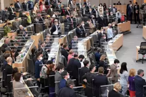 Die österreichischen Abgeordneten haben am Donnerstag für die Einführung einer Impfpflicht gestimmt. Die österreichischen Abgeordneten haben am Donnerstag für die Einführung einer Impfpflicht gestimmt.