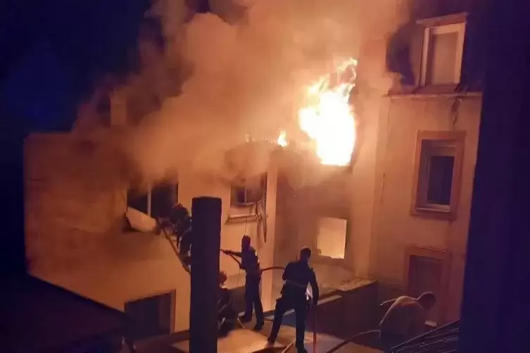 Die Feuerwehr versuchte sich in der Brandnacht von allen Seiten Zugang zu dem Haus zu verschaffen. 