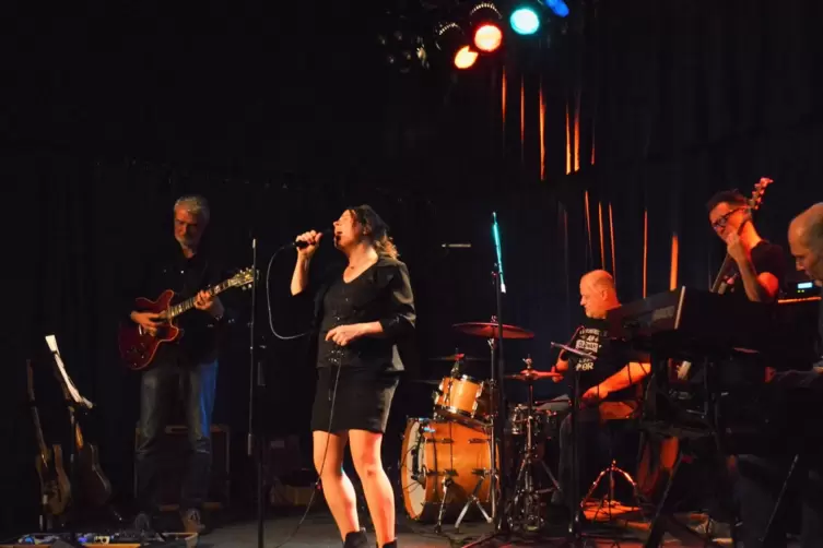 Wimmernd, kreischend, aber glücklich: Die Elville Blues Band und Sängerin Jessica Born interpretieren mit Leidenschaft Blues-Hit