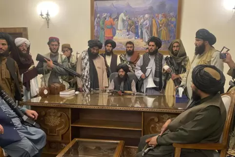 15. August 2021: Taliban-Kämpfer in einem Raum des Präsidentenpalastes in Kabul, den sie kurz zuvor eingenommen haben. 
