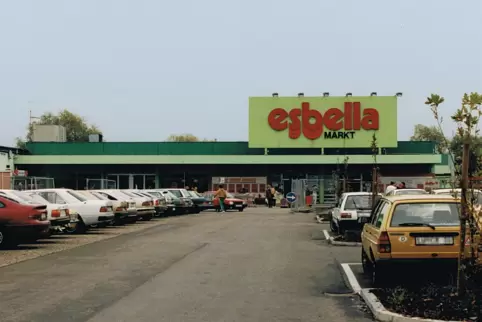 Genau gegenüber des heutigen Real-Gebäudes, direkt an der Waldstraße, stand der Esbella-Markt. 