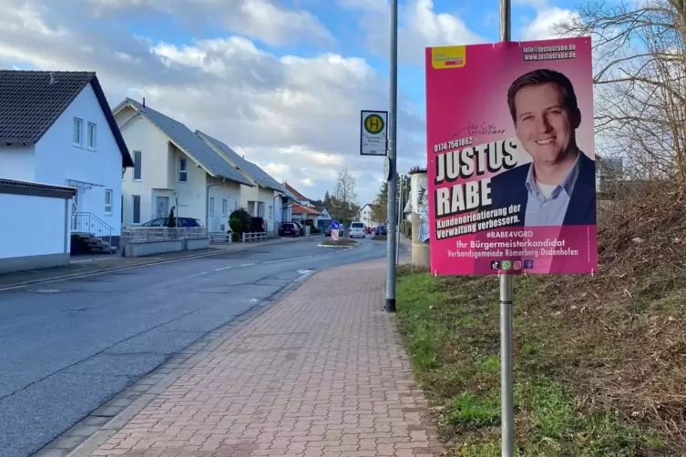 Am Ortseingang von Dudenhofen: ein Wahlplakat von Justus Rabe.