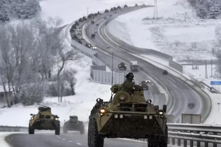 Allgegenwärtiges Militär: Ein Konvoi russischer gepanzerter Fahrzeuge fährt auf einer Autobahn auf der Krim.