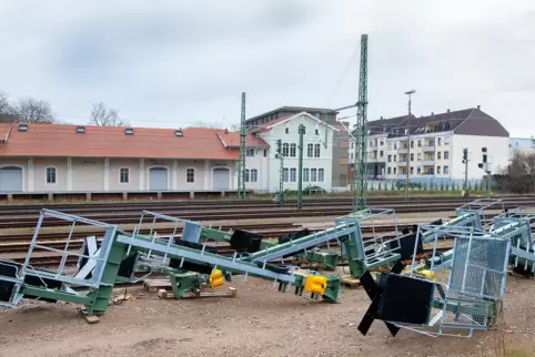 Bauarbeiten: neue Signaltechnik, gelagert am Speyerer Güterbahnhof. 