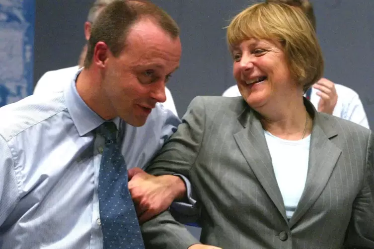 Angela Merkel und Friedrich Merz Arm in Arm: Diese Zeiten sind lange vorbei, die Aufnahme stammt von 2002.