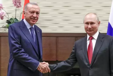Es kriselt: Wladimir Putin (rechts) schüttelt Recep Tayyip Erdogan im Herbst 2021 in der russischen Staatsresidenz Bocharov Ruch