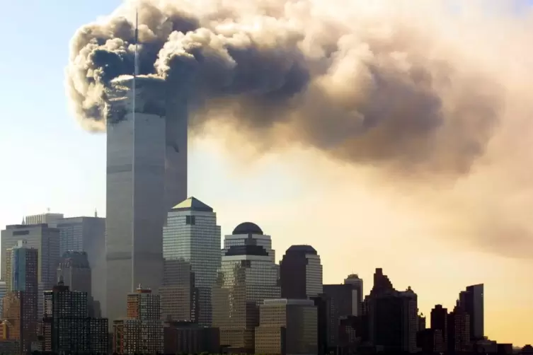 Die Zwillingstürme des World Trade Centers wurden nacheinander von Flugzeugen getroffen und stürzten infolgedessen ein. 