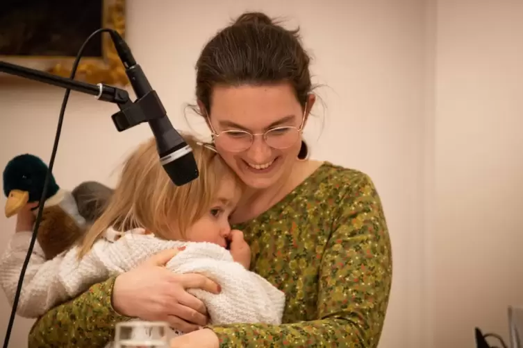 Julia Gilfert las die meiste Zeit mit ihrer zweieinhalbjährigen Tochter im Arm.