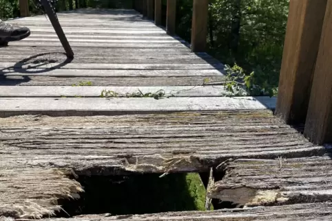 Nicht mehr sicher ist die Radewegebrücke bei Schönau über das Naturschutzgebiet. 