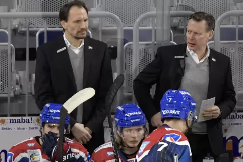 Adler-Trainer Pavel Gross und sein Assistent Mike Pellegrims (rechts) sehen ihr Team derzeit nicht oft im Spielbetrieb auf dem E