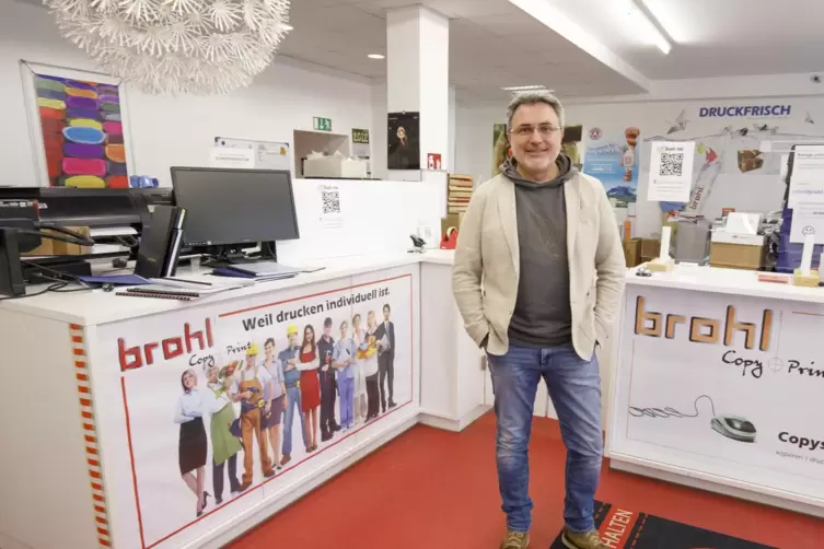Stephan Brohl in seinem Copyshop in der Mühlstraße. Kunden können seine Leistungen mittlerweile fast komplett kontaktlos nutzen.