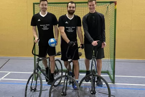 Patrick Mergel (links) und Peter Sziedat (Mitte) bilden eigentlich das Zweitliga-Team des RV Bolanden. Doch gleich am ersten Spi