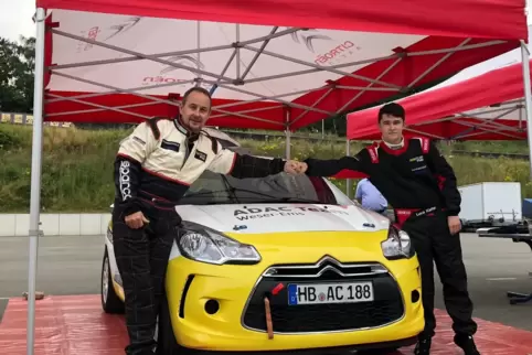 Vater und Sohn: Karsten und Luca Kiefer vor dem Citroen vom ADAC Weser-Ems. 