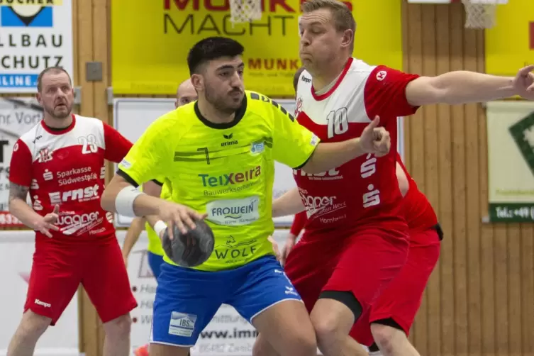 Die beiden „alten“ VTZ-Haudegen Marek Galla und Trainer Philip Wiese (von links in Rot) verhalfen dem Team der VTZ Saarpfalz geg