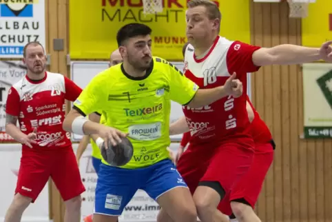 Die beiden „alten“ VTZ-Haudegen Marek Galla und Trainer Philip Wiese (von links in Rot) verhalfen dem Team der VTZ Saarpfalz geg