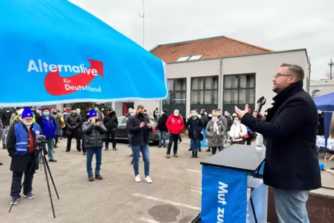 AfD-Demonstration in Haßloch, hier der Bundestagsabgeordnete Sebastian Münzenmaier am Mikrofon.
