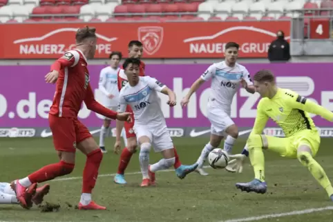 Psychologisch ganz wichtig: Philipp Hercher (links) trifft zum 2:0 und „zieht Viktoria den Zahn“, wie FCK-Trainer Marco Antwerpe