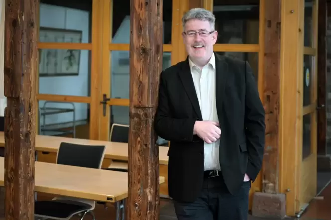 In Harthausen verwurzelt: Harald Löffler im alten Tabakschuppen, einem seiner Lieblingsorte in der Verbandsgemeinde Römerberg-Du In Harthausen verwurzelt: Harald Löffler im alten Tabakschuppen, einem seiner Lieblingsorte in der Verbandsgemeinde Römerberg-Du