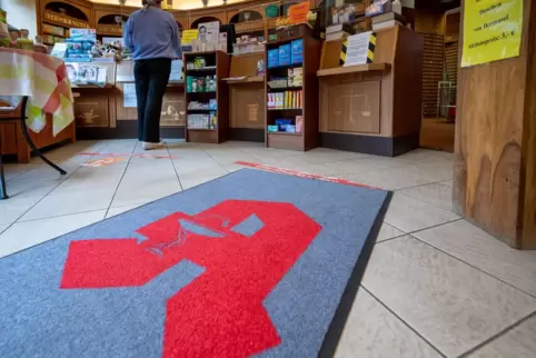 In der Apotheke gibt es alles Mögliche, um gesund zu bleiben oder es wieder zu werden. Auch eine Impfung gegen Corona soll mögli