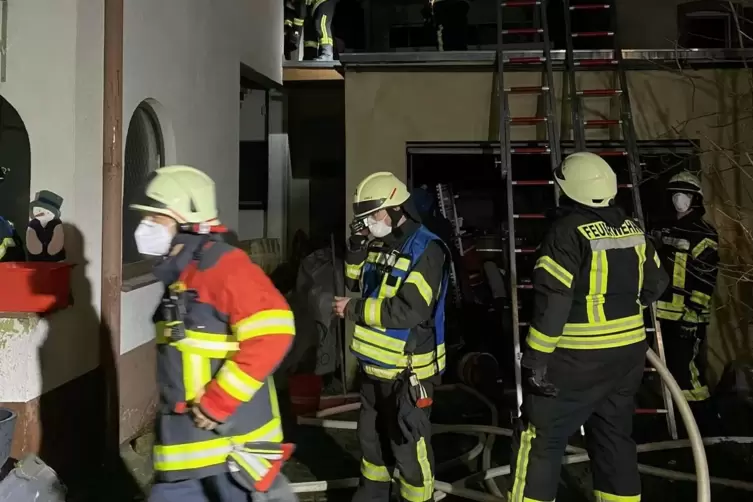 35 Feuerwehrleute waren am Freitagabend in Venningen im Einsatz.