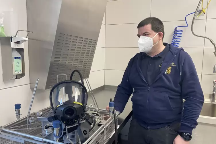 Julian Kassel, hauptamtlicher Ger&auml;tewart bei der Freiwilligen Feuerwehr Ramstein-Miesenbach, baut die gebrauchten Atemschutzmask