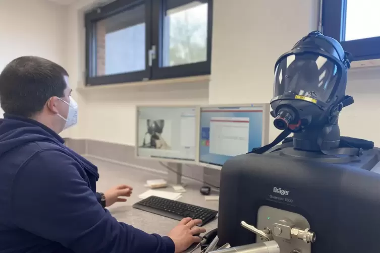 Sind die Ventile in Ordnung? An einer computergest&uuml;tzten Pr&uuml;fstation werden Masken nach jeder Reinigung getestet. 