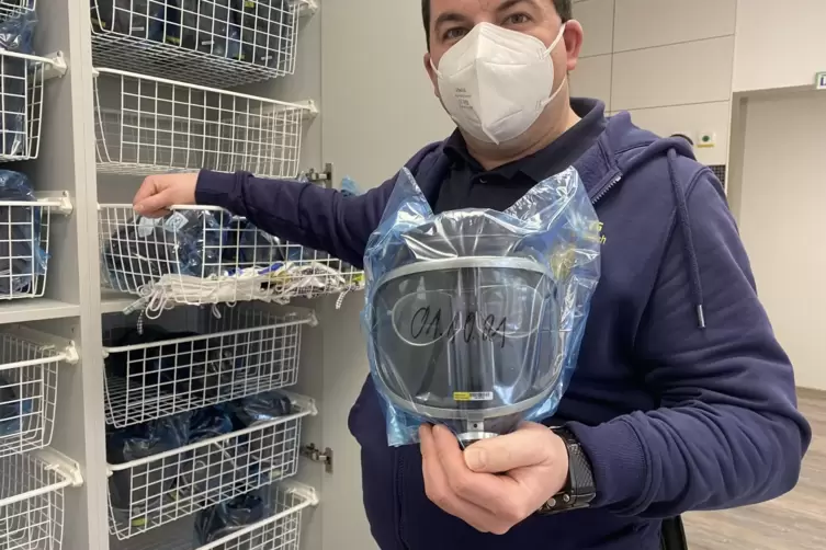 F&uuml;r Brillentr&auml;ger gibt es Masken mit integrierter Sehhilfe. 