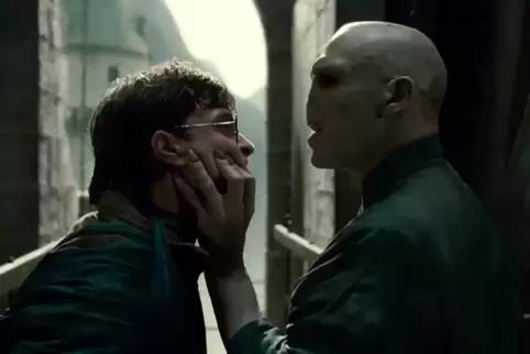Todesser sind in den Harry-Potter-Romanen die Anhänger des Dunklen Lord Voldemorts. Das ist der rechts. 