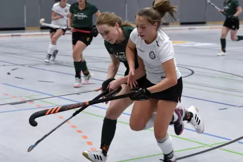 In einer körperbetonten Partie haben die Dürkheimer Hockeydamen den Frankenthaler Gastgeberinnen alles abverlangt, wie hier Juli