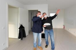 Thomas Roßdeutscher von der Wohnungsbaugesellschaft übergibt Harald Knauth die Singlewohnung. Knauth ist einer der ersten Mieter